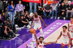 开云足球直播-太阳逆转76人，德罗赞关键制胜