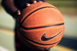 开云下载-快船力克新疆队，霍勒迪在欧冠决赛接管比赛，跨越时空的竞技交响