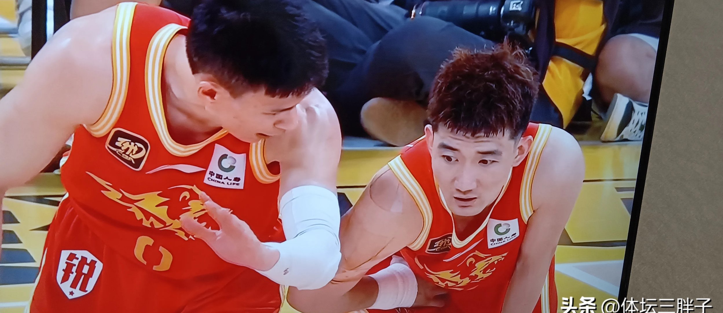 辽宁队险胜骑士，胡金秋带队取胜