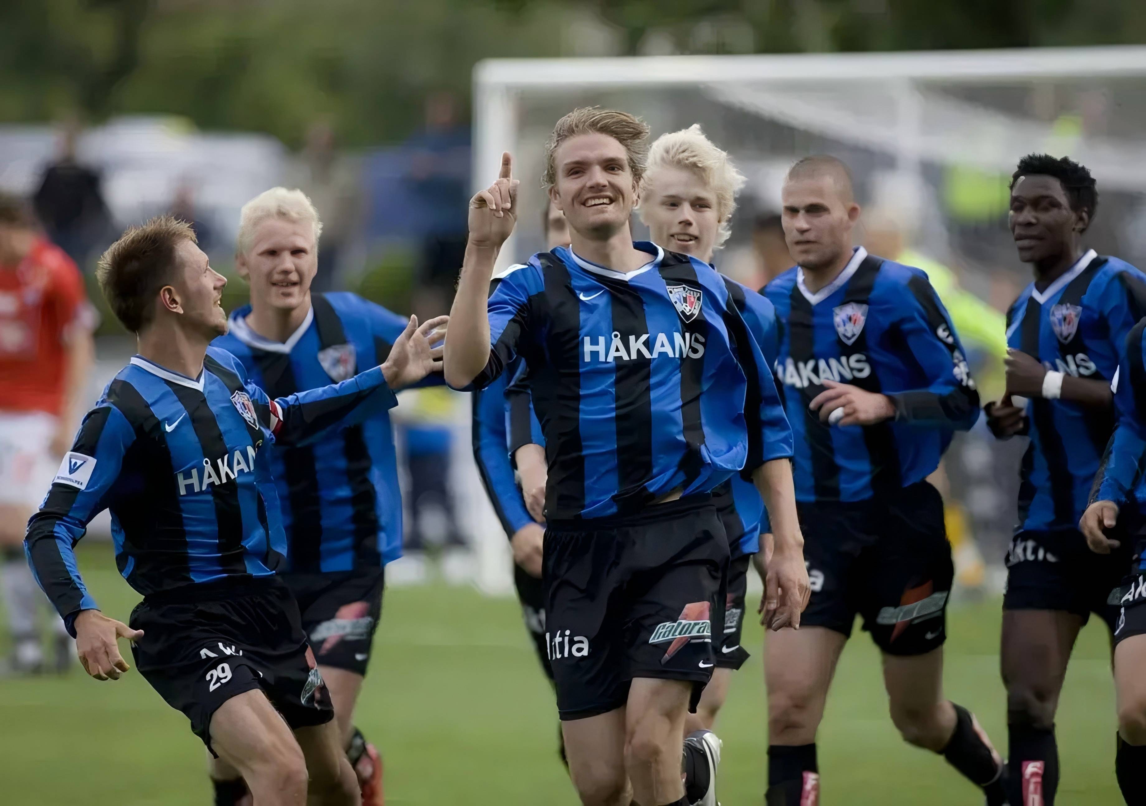 包含国际足球赛事中群星荟萃，球场变战场的词条