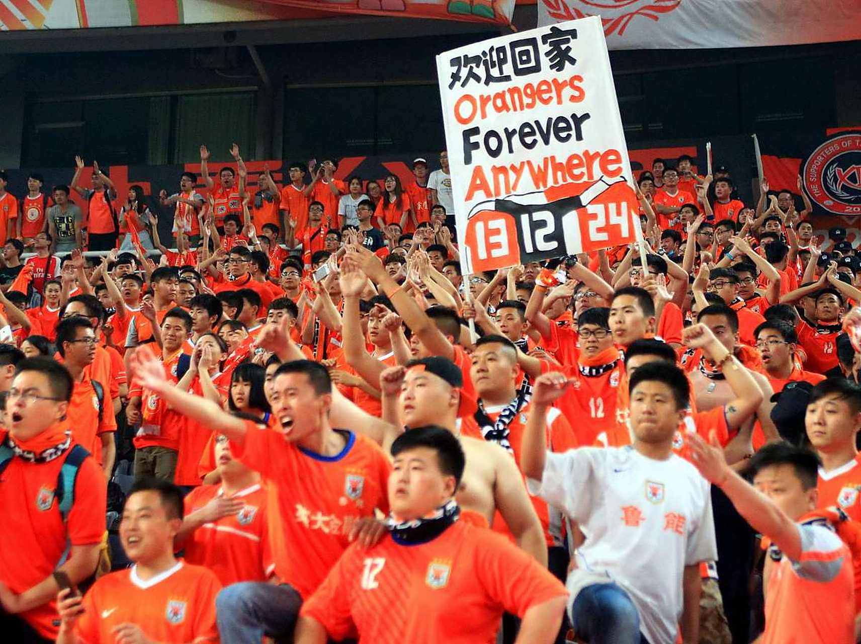 足球赛场上的热血较量持续点燃观众热情