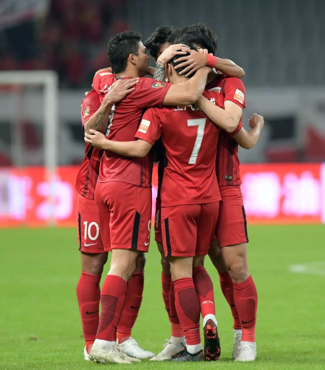 包含上港客场逆转，继续领跑积分榜的词条