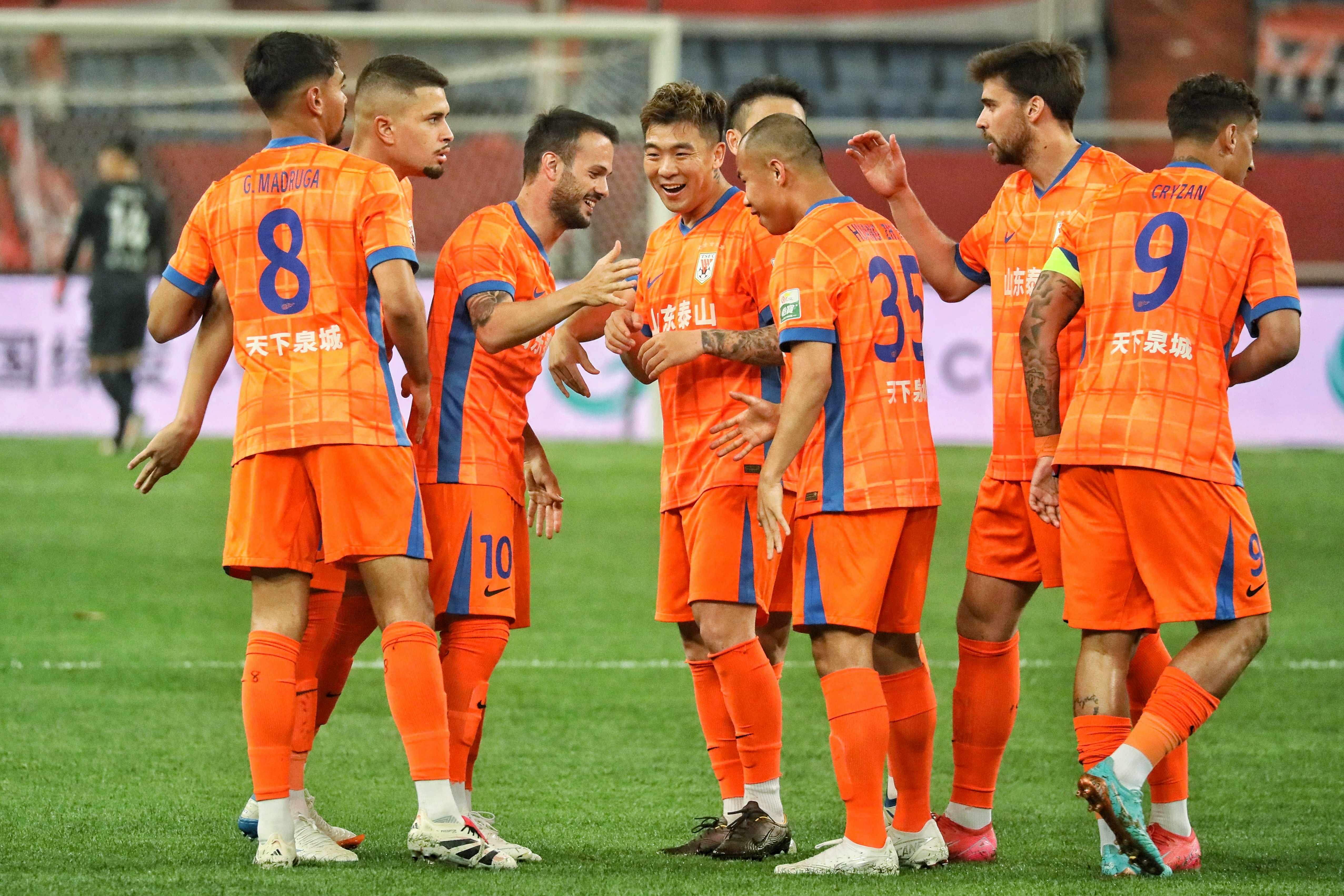 包含外援火力全开，带领球队在篮球赛场上击败对手的词条