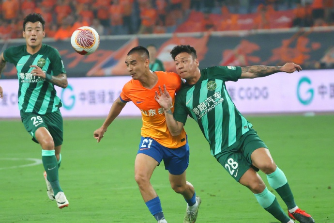 包含外援火力全开，带领球队在篮球赛场上击败对手的词条