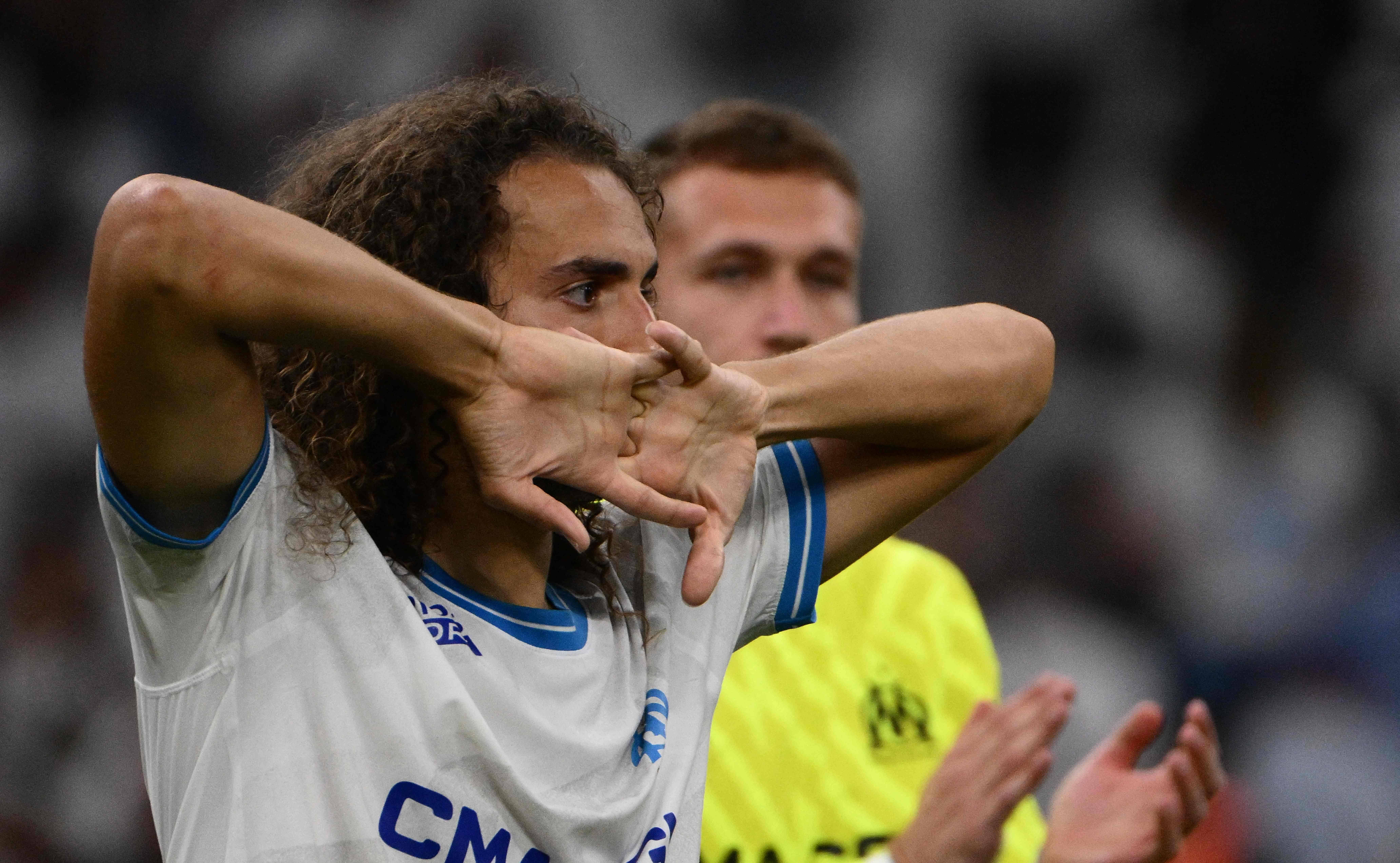 包含马赛球员被曝光在社交媒体秀豪车的词条