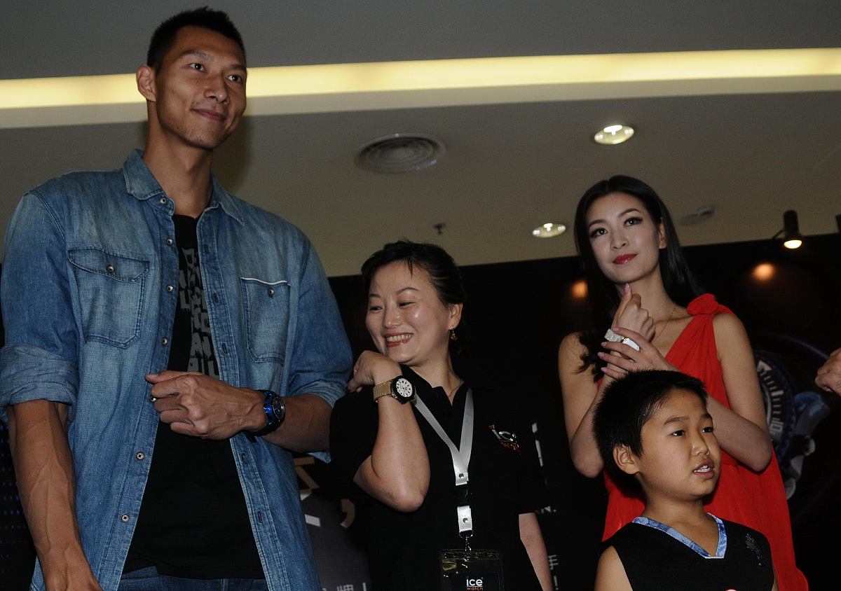 包含篮球明星的私人生活曝光，引发球迷围观的词条