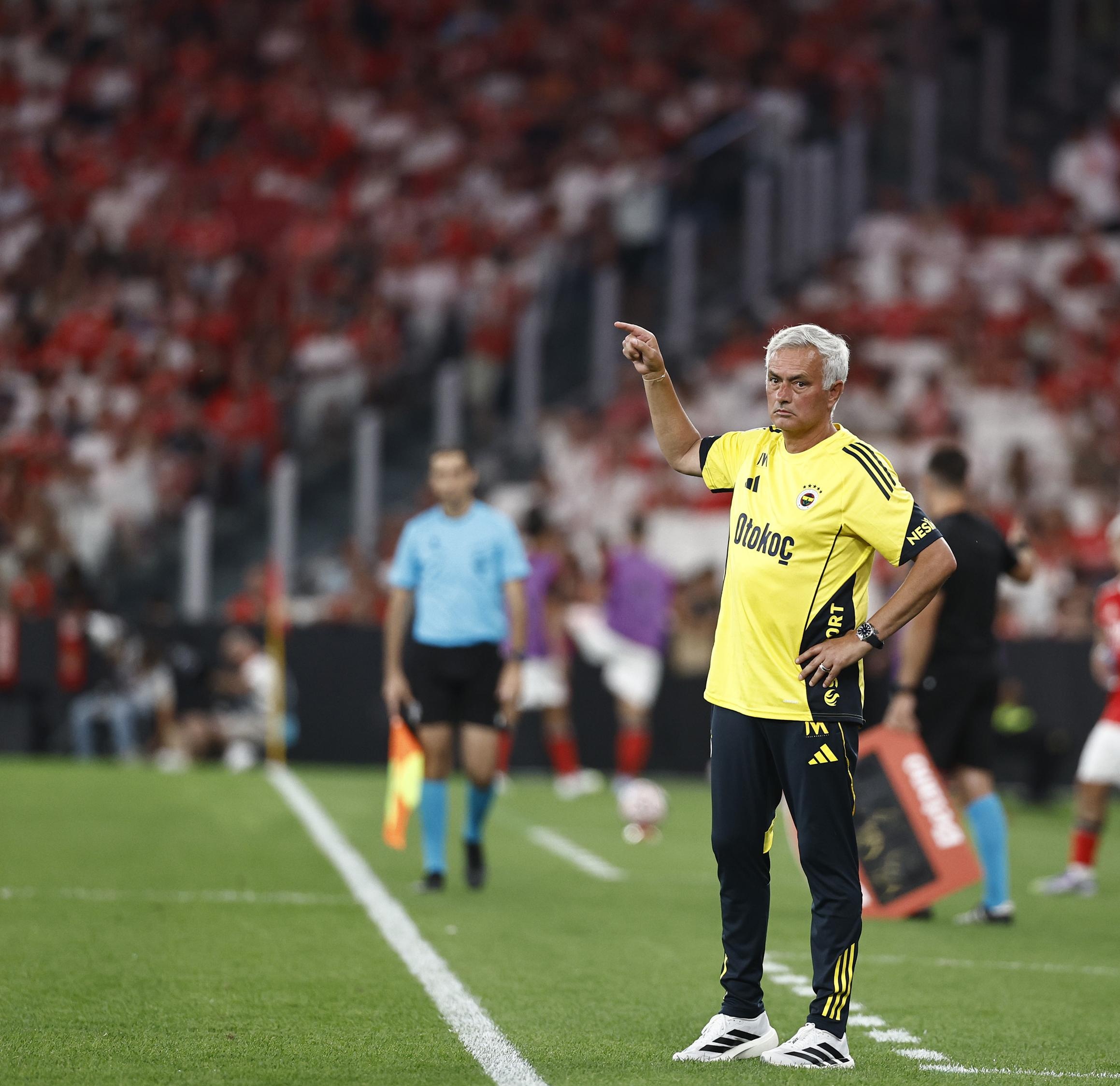 关于里昂客场告负，面临冲击欧冠席位压力的信息