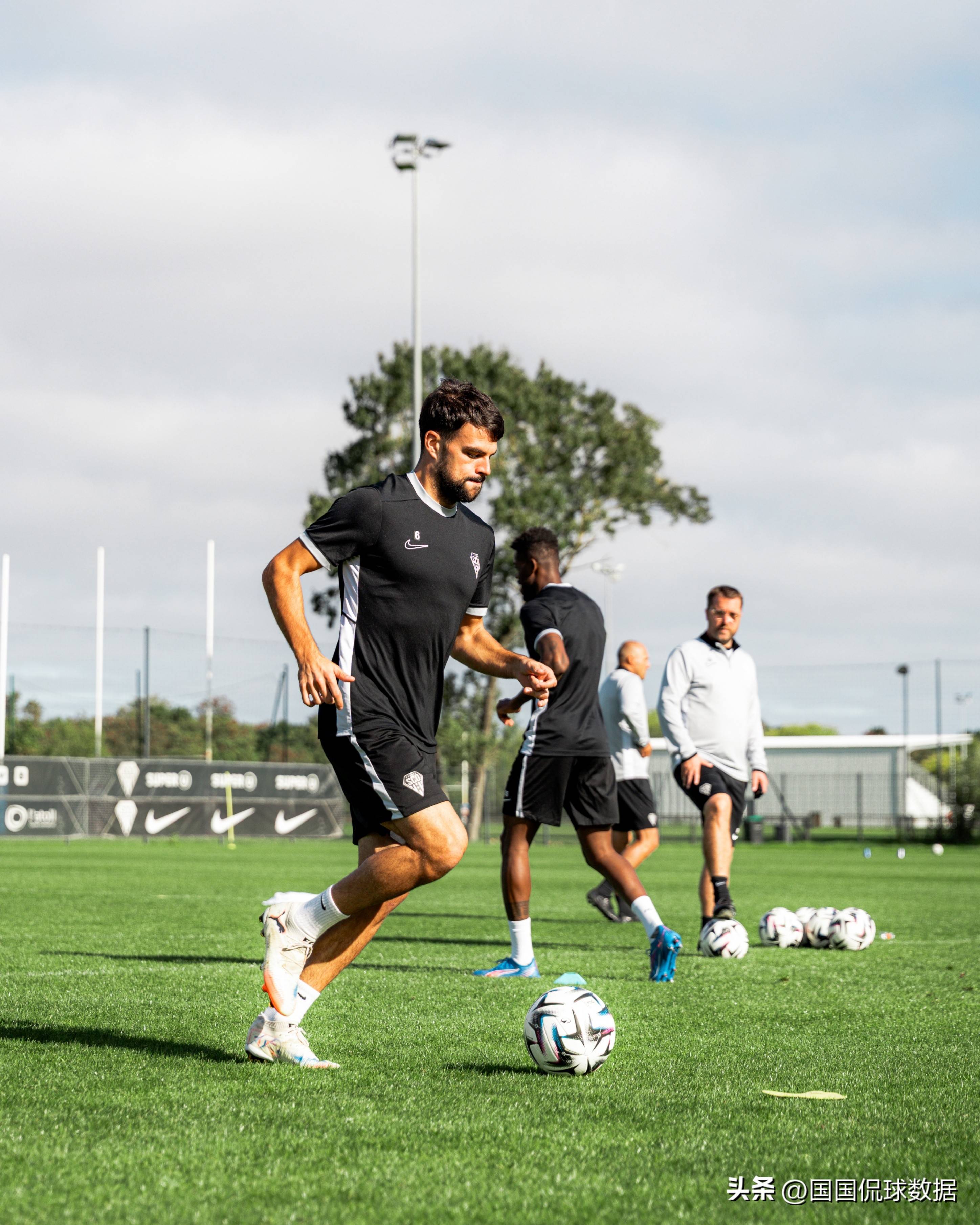 昂热蓬勃发展，连续战胜对手的简单介绍