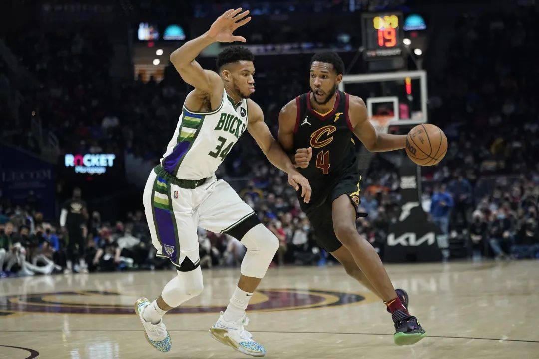 尼克斯强势雄鹿B队，克莱高光表现的简单介绍