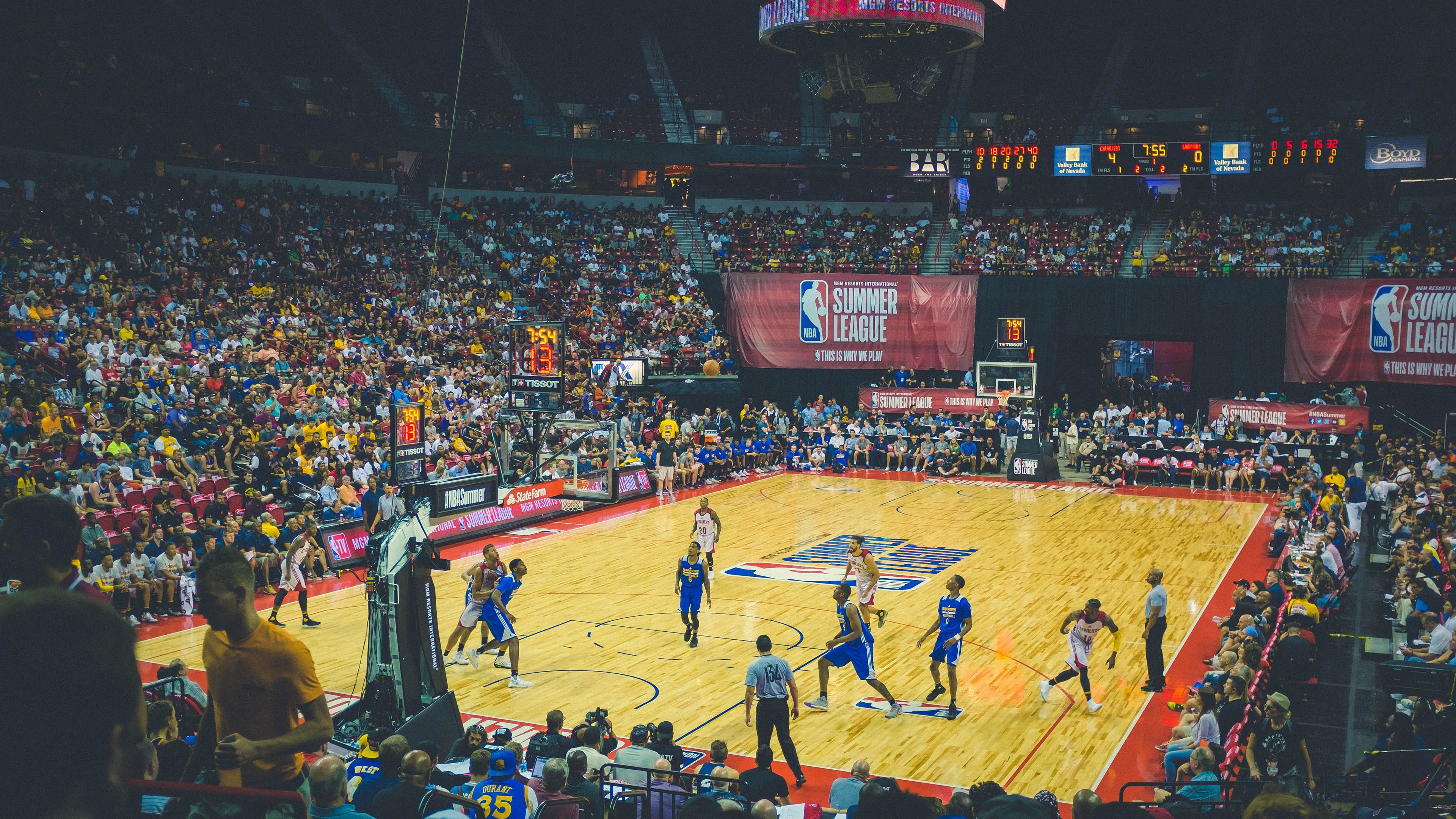 跨越时空的竞技场，从美加墨世界杯焦点战到掘金硬仗，体育如何重塑北京精神